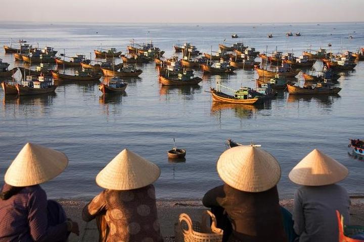 1. Áo hai dây bản mảnh: Áo hai dây bản mảnh tuy nhiên là một trong những mẫu áo khó